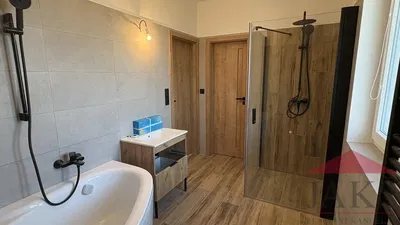 Badezimmer; fliesenboden, renoviert, tageslicht