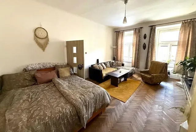 Sypialnia; światło dzienne, styl rustykalny, podłoga drewniana