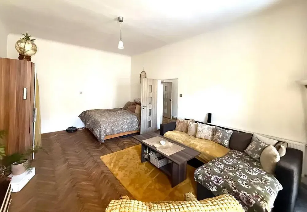 Oturma odası; ahşap zemin, doğal ışık, modern stil
