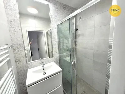 Casa de banho; chão de azulejo, renovado, luz natural