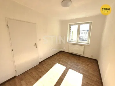 Quarto; chão de madeira, luz natural