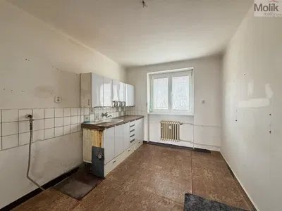 Mutfak; tadilat gerekiyor, fayans zemin