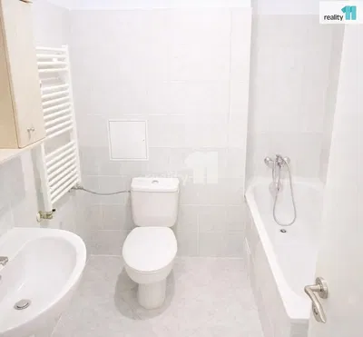 Badezimmer; fliesenboden, renoviert, tageslicht, moderner stil
