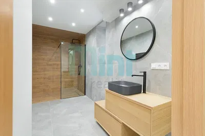 Badezimmer; fliesenboden, renoviert, tageslicht, moderner stil