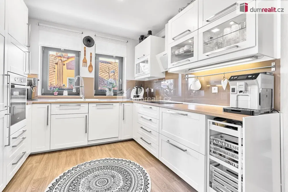 Cuisine; électroménager, lumière naturelle, style moderne, rénové