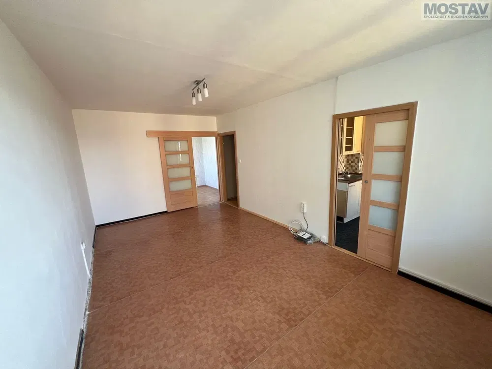 Dnevna soba; pločice, potrebna renovacija