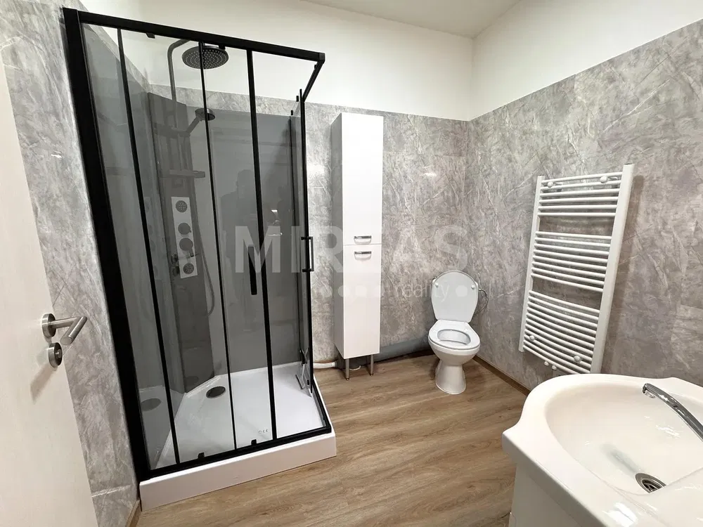 Banyo; fayans zemin, tadilatlı, doğal ışık, modern stil