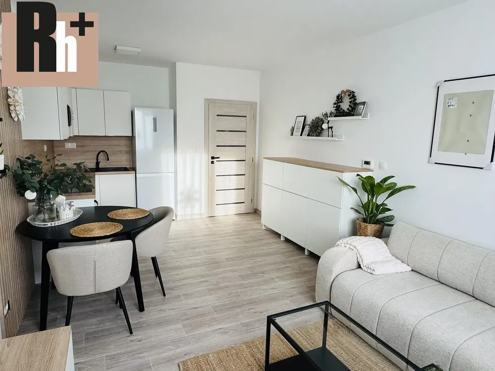 Woonkamer; moderne stijl, natuurlijk licht, tegelvloer