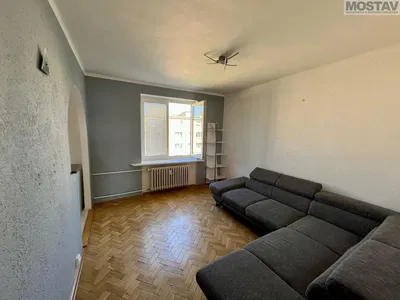 Dnevna soba; drveni pod, prirodno svjetlo, moderni stil