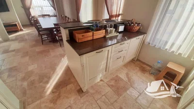 Küche; fliesenboden, tageslicht, moderner stil