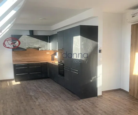 Kitchen; kitchen appliances, renovated, natural light
