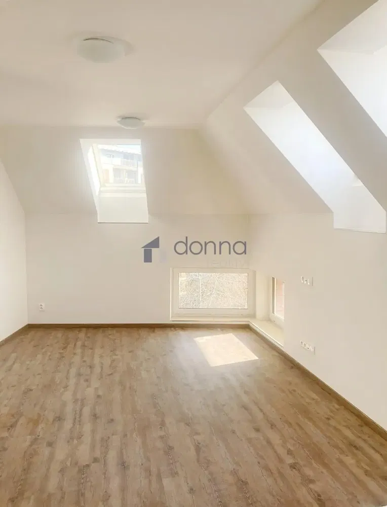 Quarto de criança; luz natural, chão de madeira, renovado