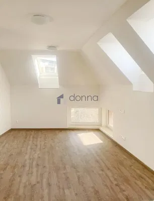Quarto de criança; luz natural, chão de madeira, renovado