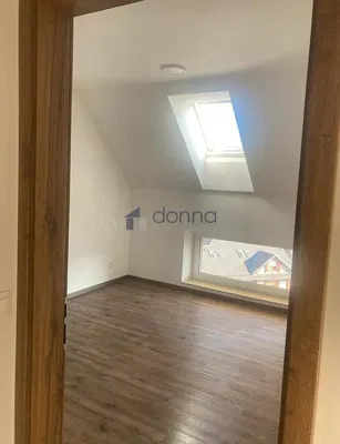 Quarto de criança; luz natural, chão de madeira