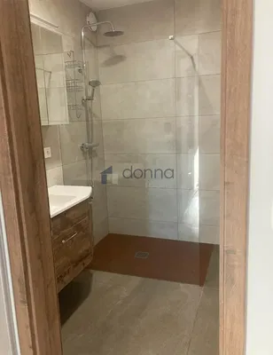 Casa de banho; chão de azulejo, renovado, luz natural, estilo moderno