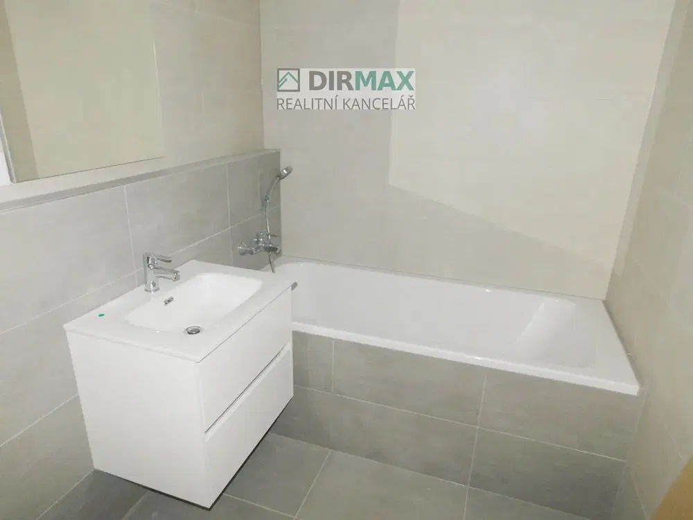 Badezimmer; fliesenboden, renoviert, tageslicht, moderner stil