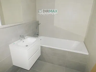 Badezimmer; fliesenboden, renoviert, tageslicht, moderner stil