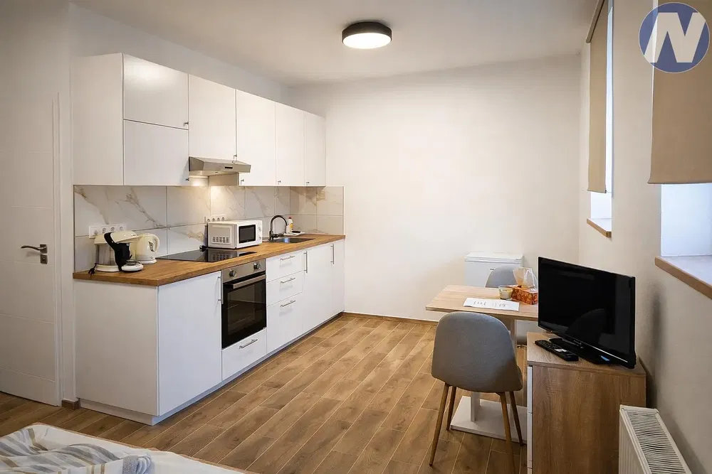 Kuhinja; kuhinjski aparati, renoviran, prirodno svjetlo, moderni stil, pločice