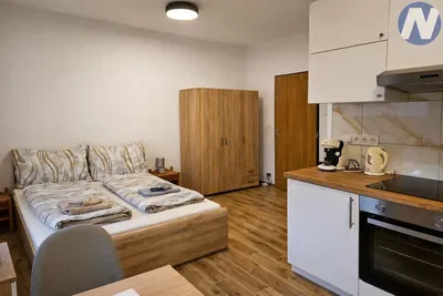 Kuhinja; drveni pod, moderni stil