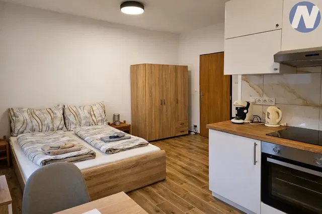 Cozinha; chão de madeira, estilo moderno