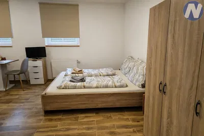 Spavaća soba; drveni pod, prirodno svjetlo