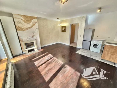 Salon; cheminée, parquet, lumière naturelle, style moderne