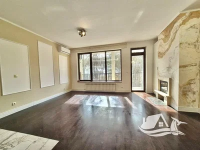 Salon; cheminée, parquet, lumière naturelle