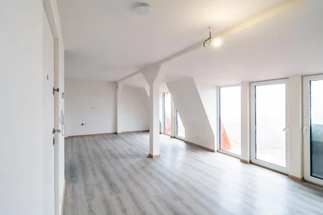 Obývací pokoj; přirozené světlo, dřevěná podlaha