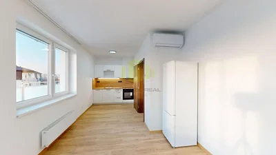Cucina; vista, elettrodomestici, luce naturale, ristrutturato, pavimento in legno