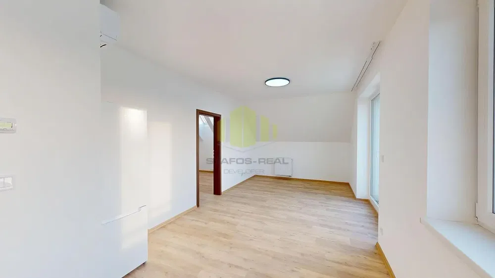 Soggiorno; pavimento in legno, luce naturale, ristrutturato