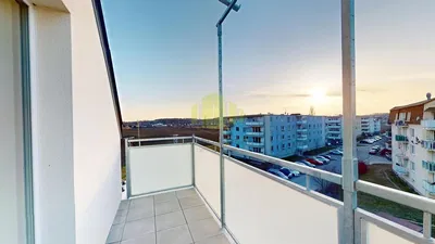 Balcone; vista, pavimento in piastrelle