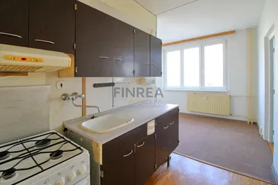 Kuhinja; kućanski aparati, potrebna renovacija, prirodna svjetlost