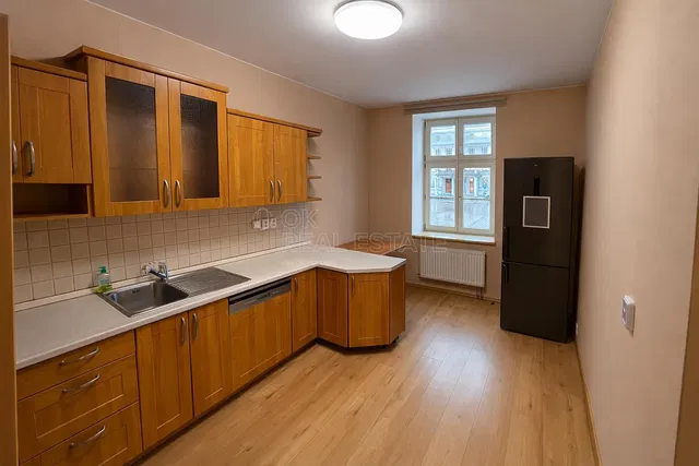 Cucina; elettrodomestici, pavimento in piastrelle, pavimento in legno, ristrutturato, luce naturale, stile moderno