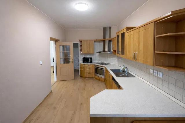 Cucina; elettrodomestici, ristrutturato, luce naturale, stile moderno
