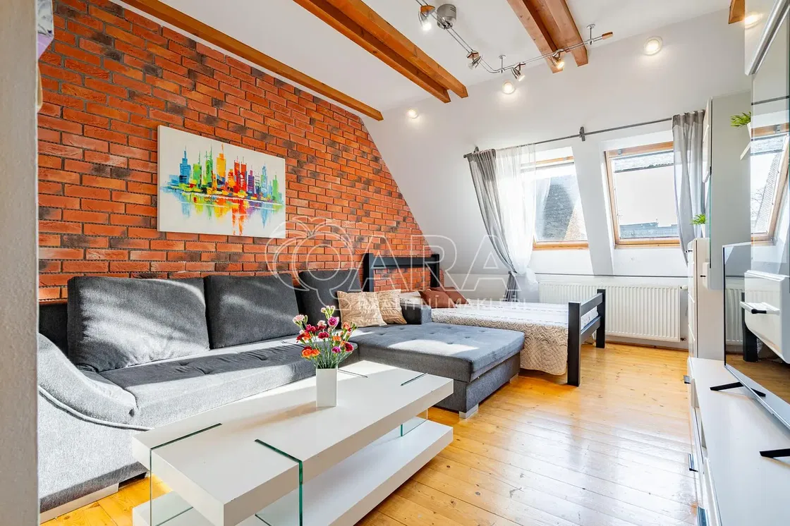 Oturma odası; doğal ışık, ahşap kirişler, modern stil