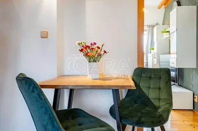 Mutfak; modern stil, ahşap zemin, doğal ışık