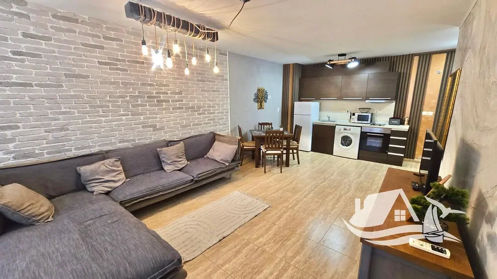 Obývací pokoj; kuchyňské spotřebiče, dlažba, přirozené světlo, moderní styl