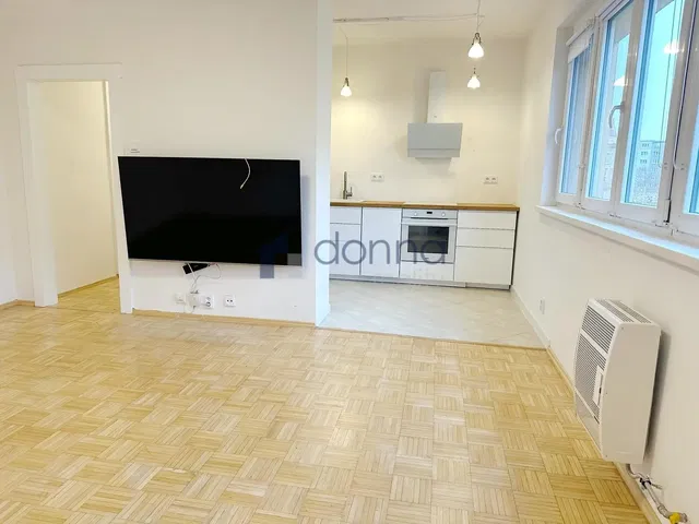 Obývací pokoj; výhled, dřevěná podlaha, přirozené světlo
