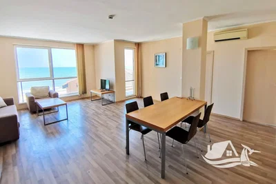 Obývací pokoj; výhled, dřevěná podlaha, přirozené světlo