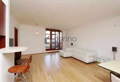 Soggiorno; pavimento in legno, luce naturale, stile moderno