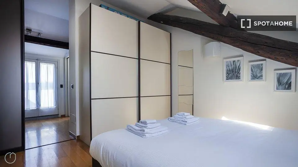 Ložnice; přirozené světlo, dřevěná podlaha, moderní styl