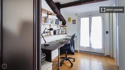 Ložnice; dřevěná podlaha, přirozené světlo