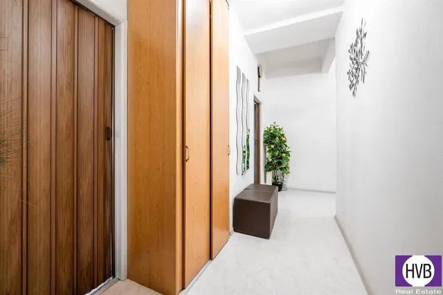 Garderobe; houten vloer, tegelvloer, natuurlijk licht, moderne stijl