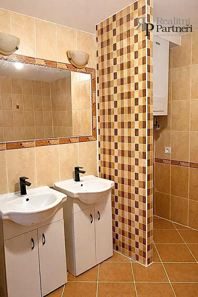 Badkamer; tegelvloer, gerenoveerd