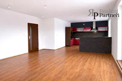 Keuken; houten vloer, gerenoveerd, natuurlijk licht