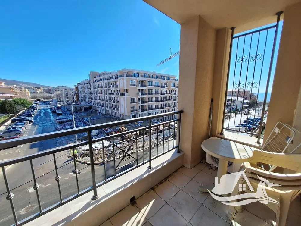 Balcon; vue, carrelage, lumière naturelle