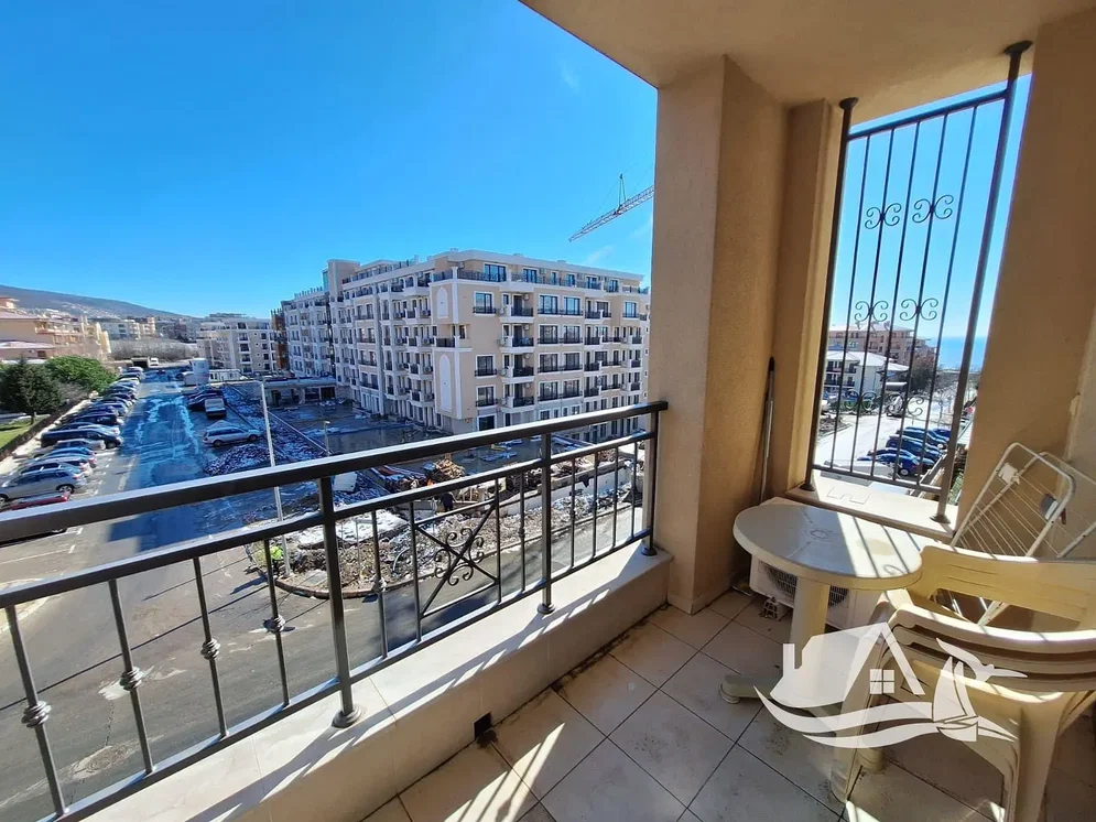 Balcon; vue, carrelage, lumière naturelle