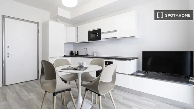 Küche; küchengeräte, moderner stil, holzboden