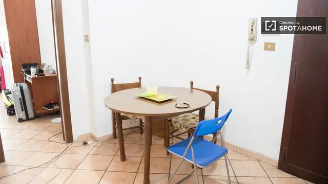 Esszimmer; fliesenboden, renovierungsbedürftig