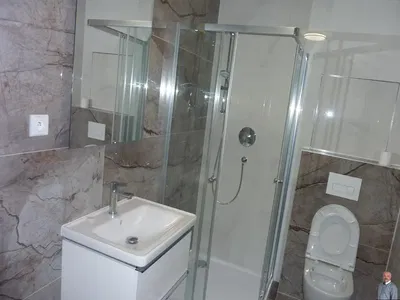 Banyo; fayans zemin, tadilatlı, doğal ışık, modern stil